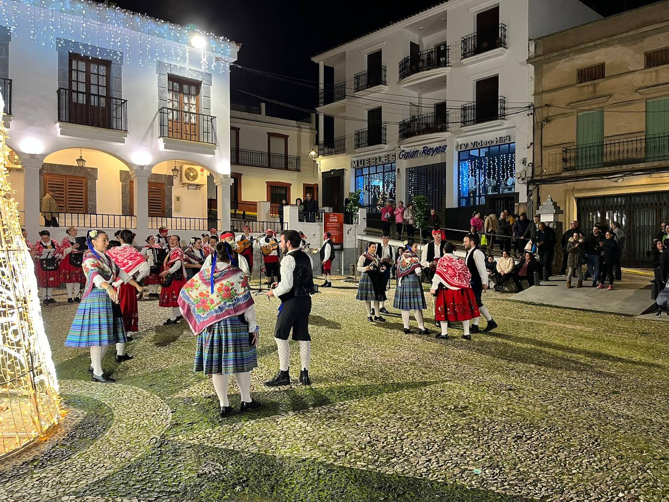 Gala de folklore en Navidad con grupos de Hornachos y Aceuchal