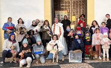 Los animales son «bendecidos» por el Párroco en una tarde fría de San Antón