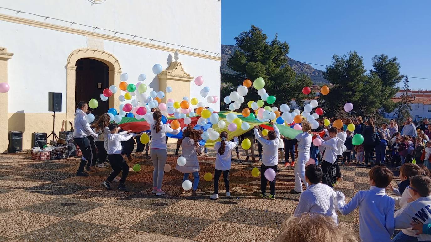 El CEIP Ntra Sra de los Remedios celebra en el «Paseo de la Virgen» el Día de la Paz y No Violencia