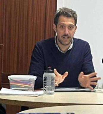 El hornachego JM Ridruejo mantiene una charla en la Biblioteca con integrantes del club de lectura Hipatia