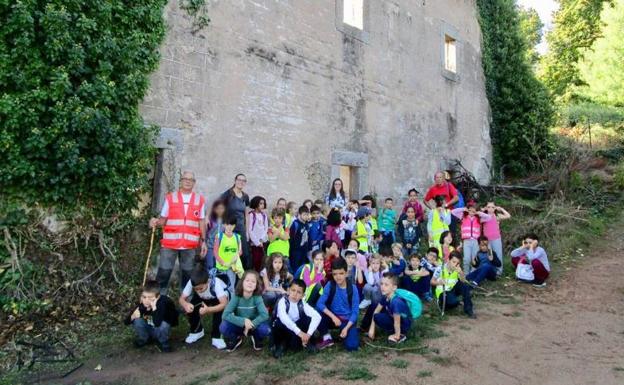 El grupo senderista Retama realiza una salida al campo con los alumnos del colegio Ejido