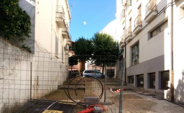 Comienzan las obras de pavimentación de la avenida de Yuste y calle Soledad