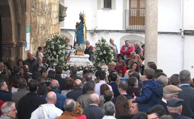 La Patrona llega a la iglesia de Santa María por las obras en su ermita