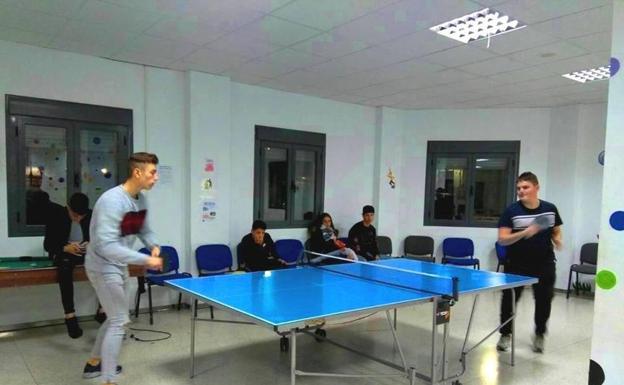 Patinaje, futbolín, juegos populares, tenis de mesa y pádel