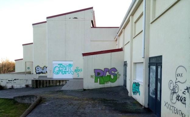El centro de Aspace amanece lleno de pintadas