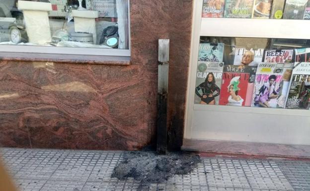 Queman una papelera junto a una librería