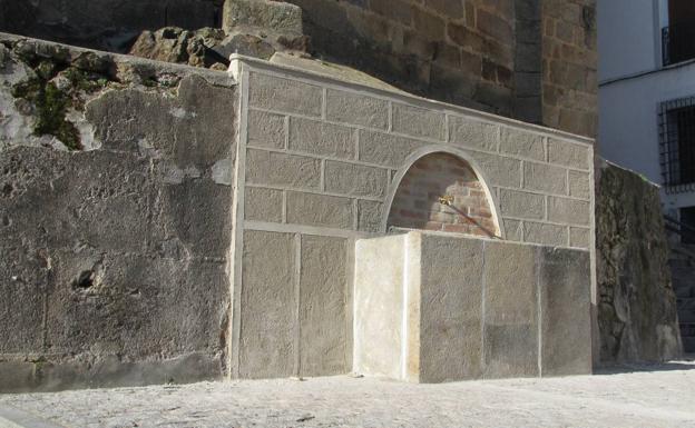 Finaliza la remodelación de la fuente del Jaralillo y la reconstrucción del pilar de la Crucera