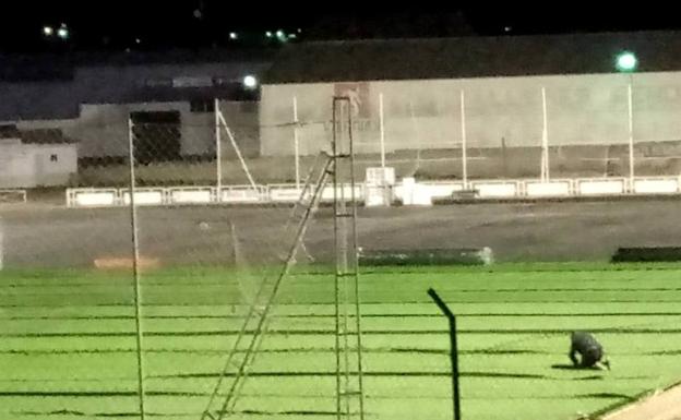 El campo de fútbol empieza a ser de césped artificial