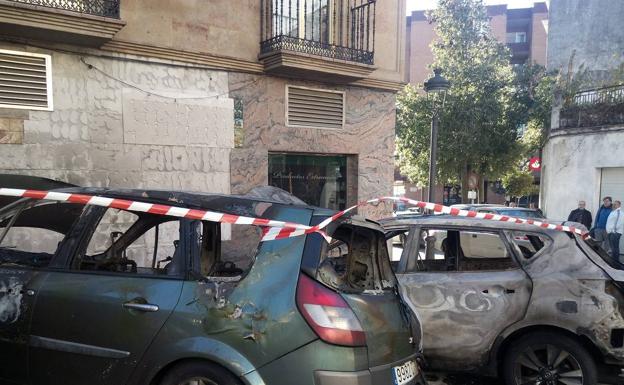 Arden tres coches esta madrugada en pleno centro urbano de Jaraíz