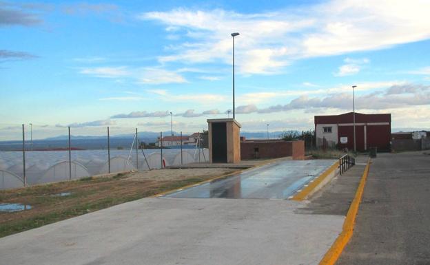El Ayuntamiento rebaja el precio del uso de la báscula municipal