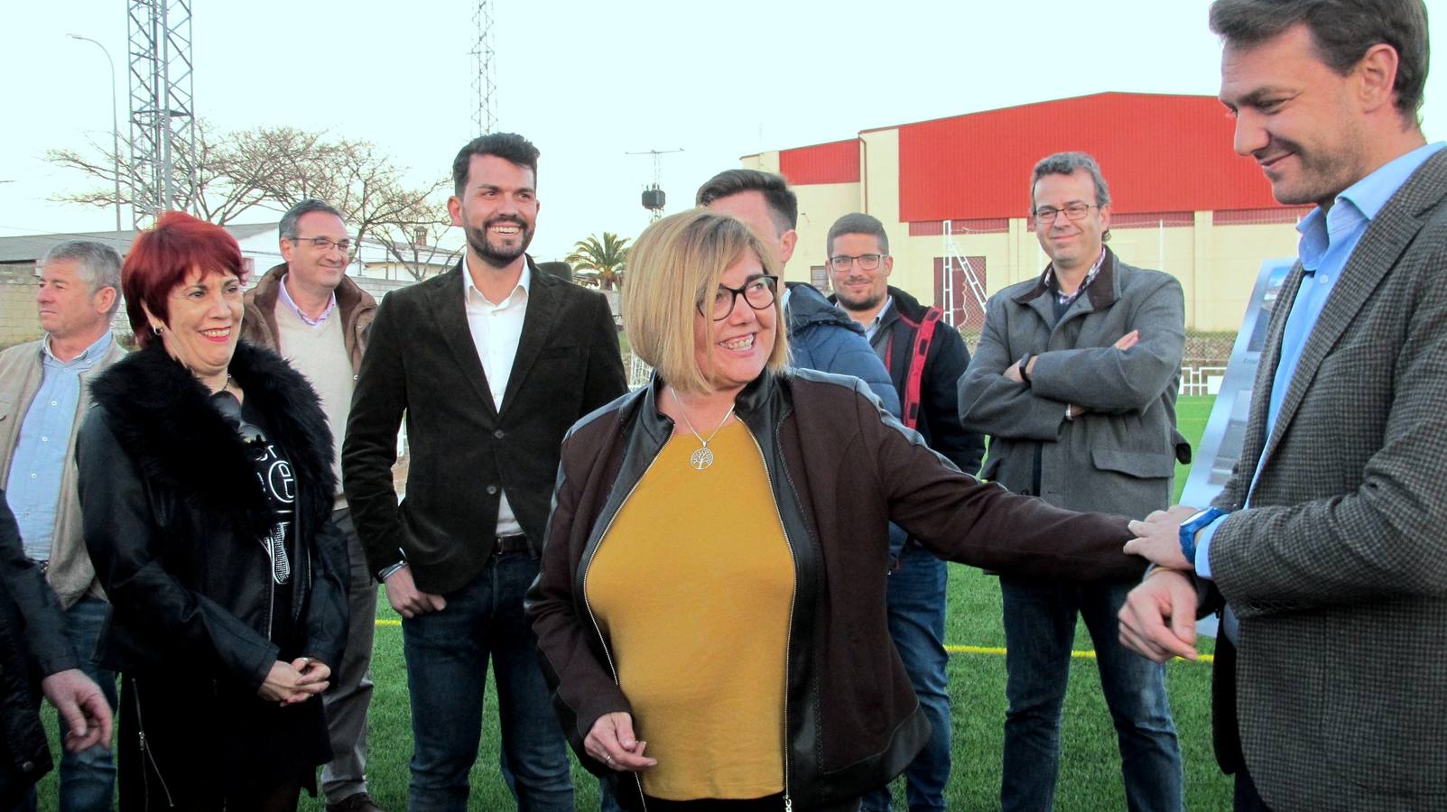 La presidenta de la Diputación visita el campo de césped artificial