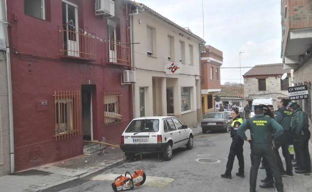 Un vecino de Talayuela se encierra e intenta quemar su domicilio