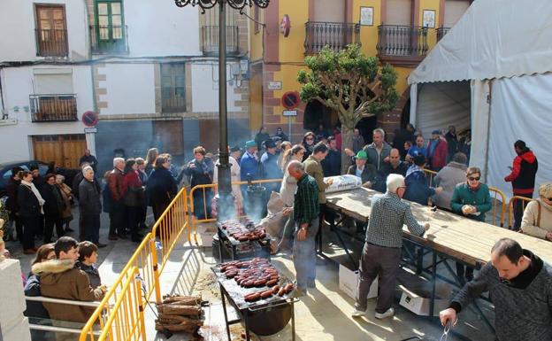Hoy, reparto matinal de chorizos y espectáculo infantil vespertino