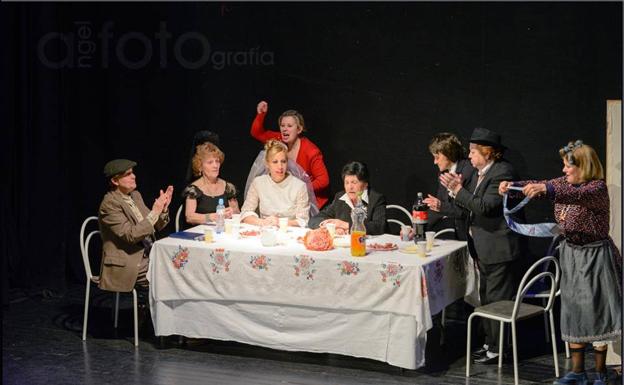 Mujer Jaraiceña representa en el teatro-cine Avenida 'El lío de Pío'
