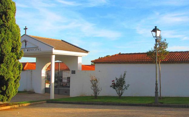 El cementerio municipal abre hoy sus puertas por el Día del Padre