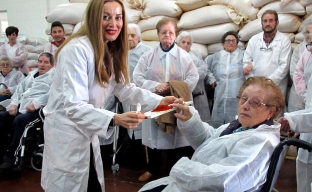 Mayores del Centro de Día participan en una cata de pimentón de la Vera