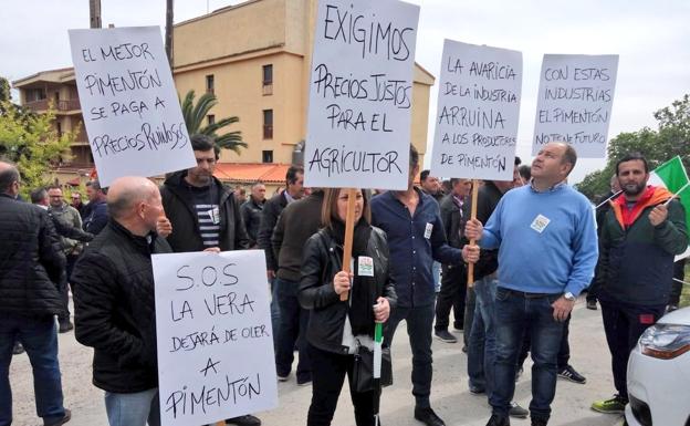 Los agricultores protestan en Jaraíz por los precios del pimiento para pimentón