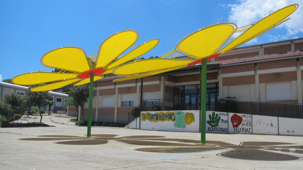 Los colegios estrenan parasoles en los patios de recreo