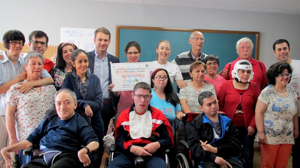 El instituto entrega a Aspace la recaudación de la carrera solidaria