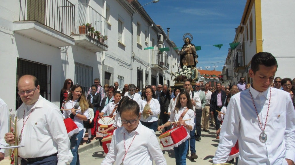 La barriada de San Isidro recibe hoy engalanada a su patrono