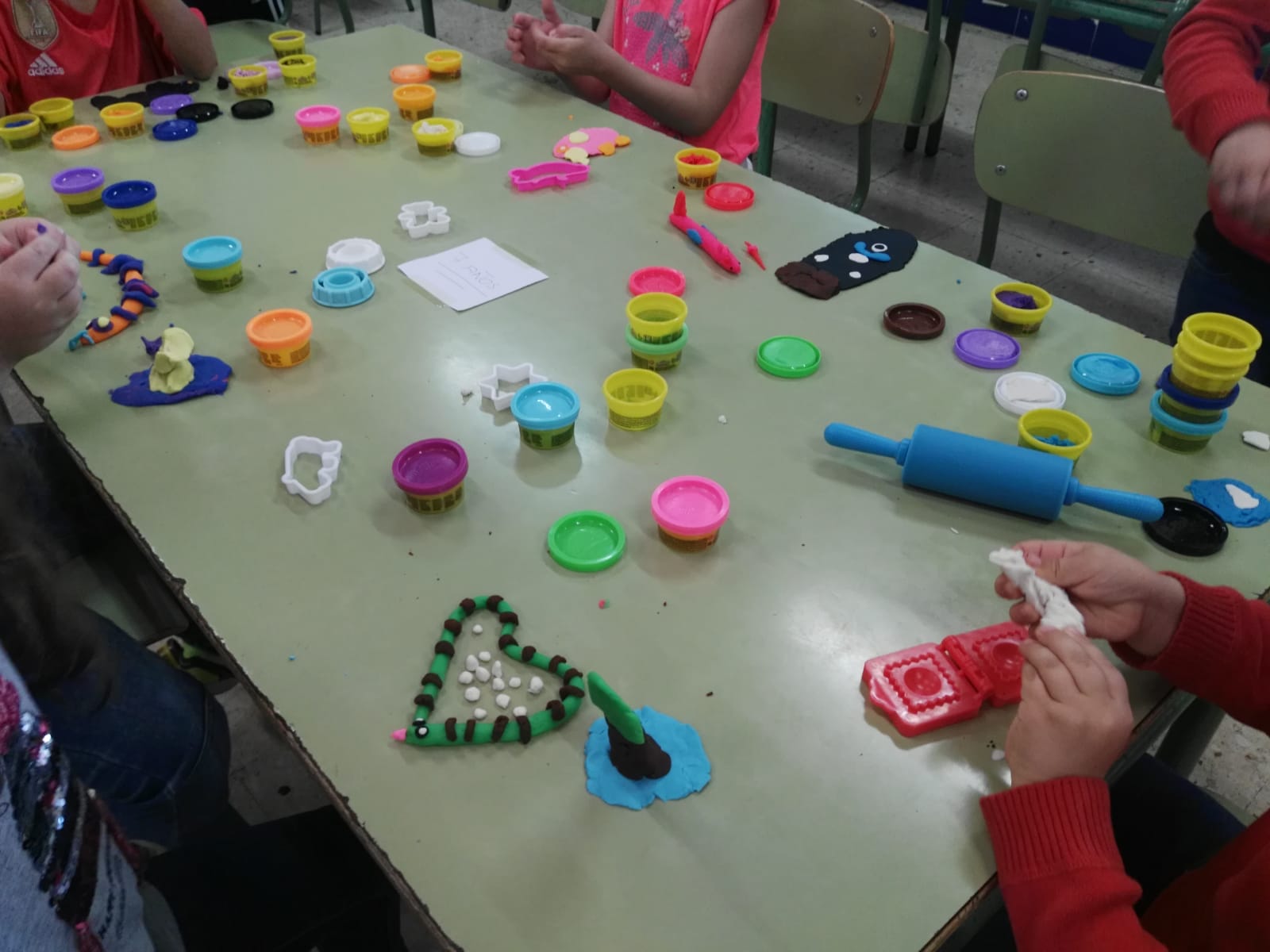 Los alumnos del colegio Ejido participan en un taller-concurso de plastilina