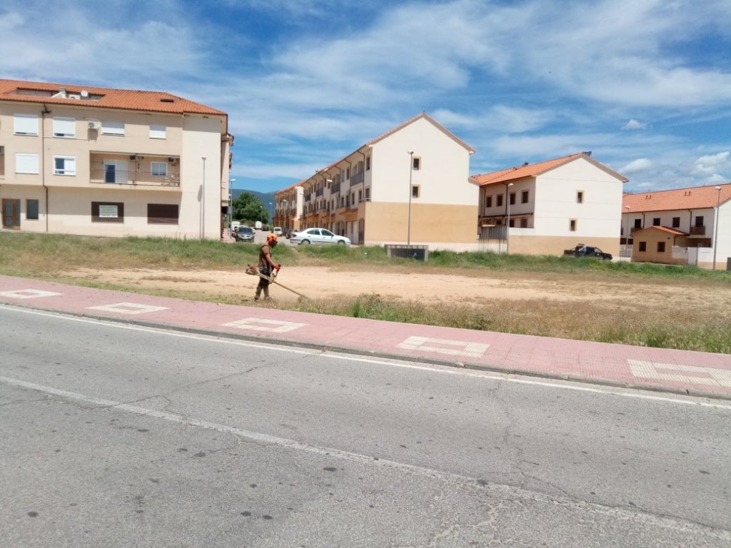 Los espacios públicos ya han empezado a desbrozarse otra vez para evitar incendios