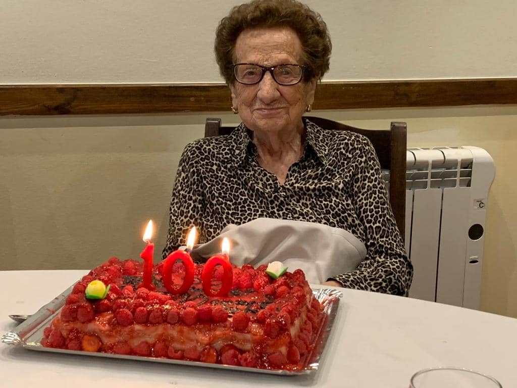 Vicenta sopla las velas de la tarta de su 100 cumpleaños.