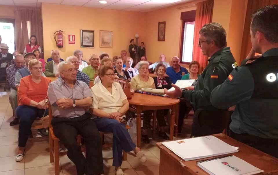 Charla para prevenir los timos entre los mayores
