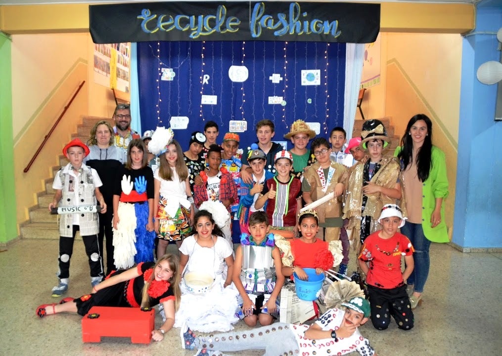 Desfile de moda con material reciclado