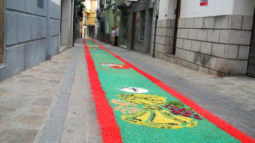 La Plaza Mayor y la calle Herradores, alfombradas para dar realce al Corpus