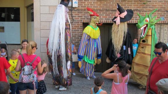Hoy, juegos infantiles, toros al estilo tradicional y espectáculo musical