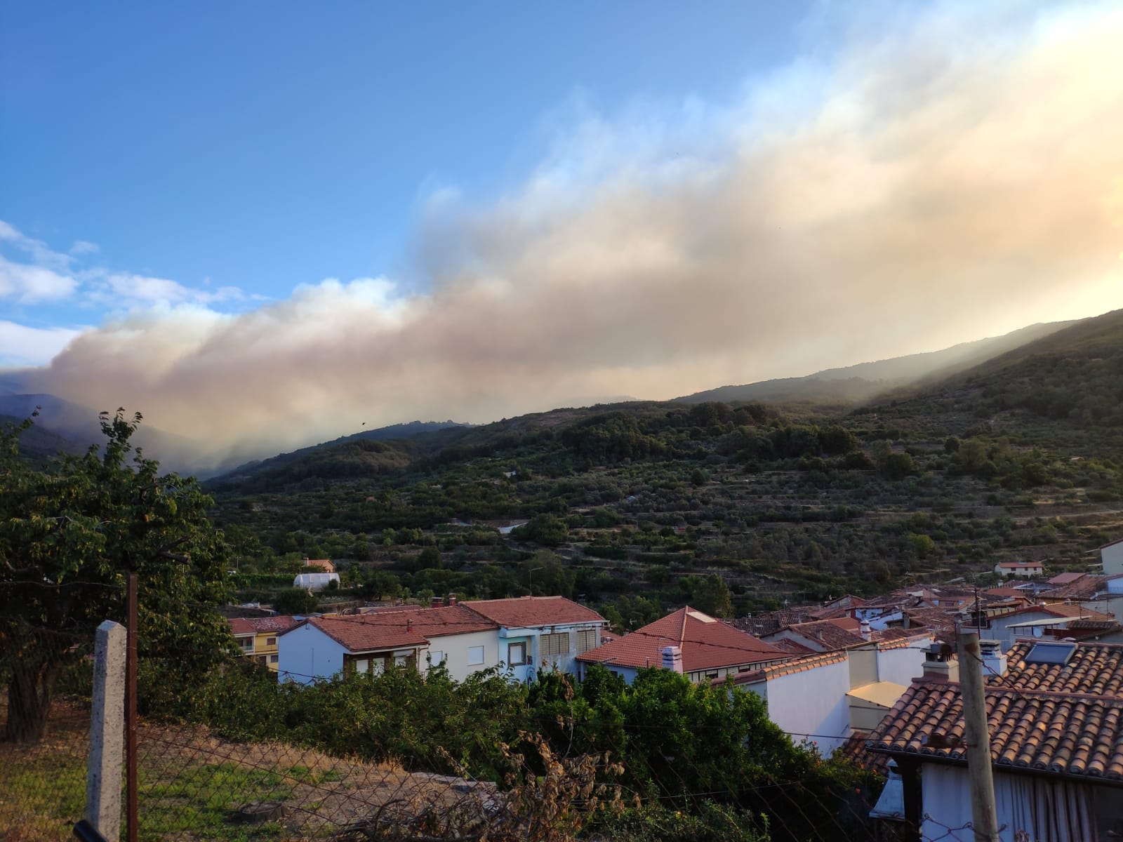 Los medios de extinción actúan en Garganta la Olla para sofocar un incendio en la Sierra de Tormantos