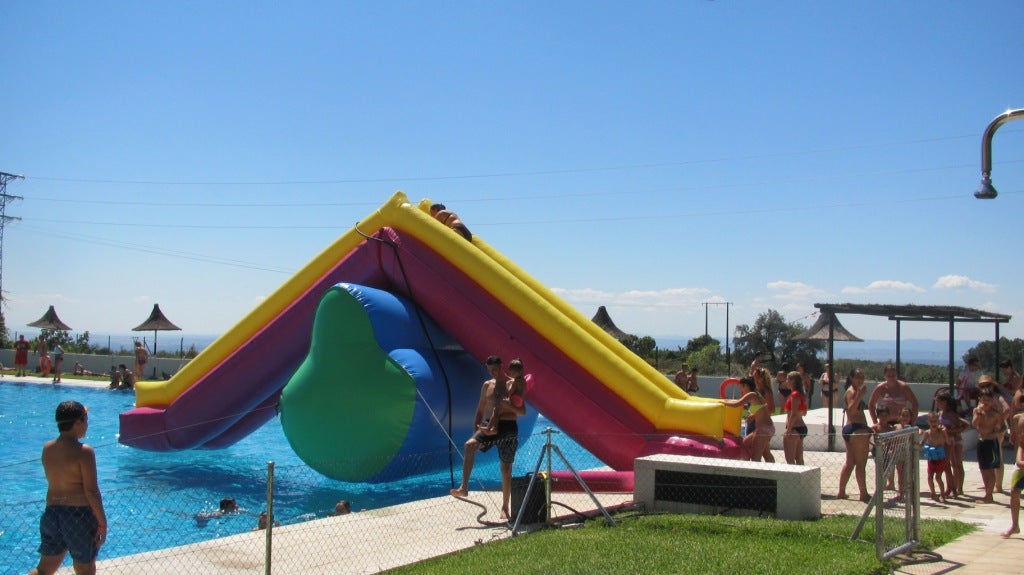 Juegos acuáticos en la piscina municipal