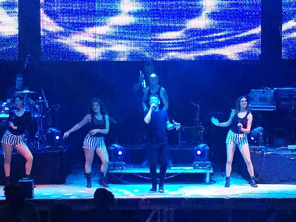 La Brújula Show pone música a la última verbena de las ferias agosteñas