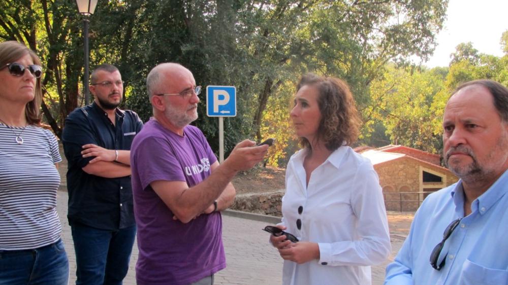 Olga García visita las zonas de baño llenas de lodo y cenizas