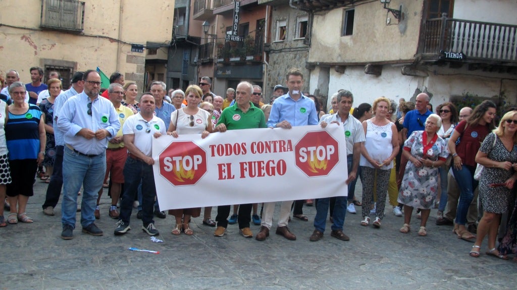 Los vecinos de Garganta, Jaraíz y Collado se manifiestan contra el fuego