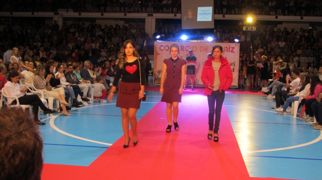 El primer desfile solidario llena de público el pabellón municipal de deportes