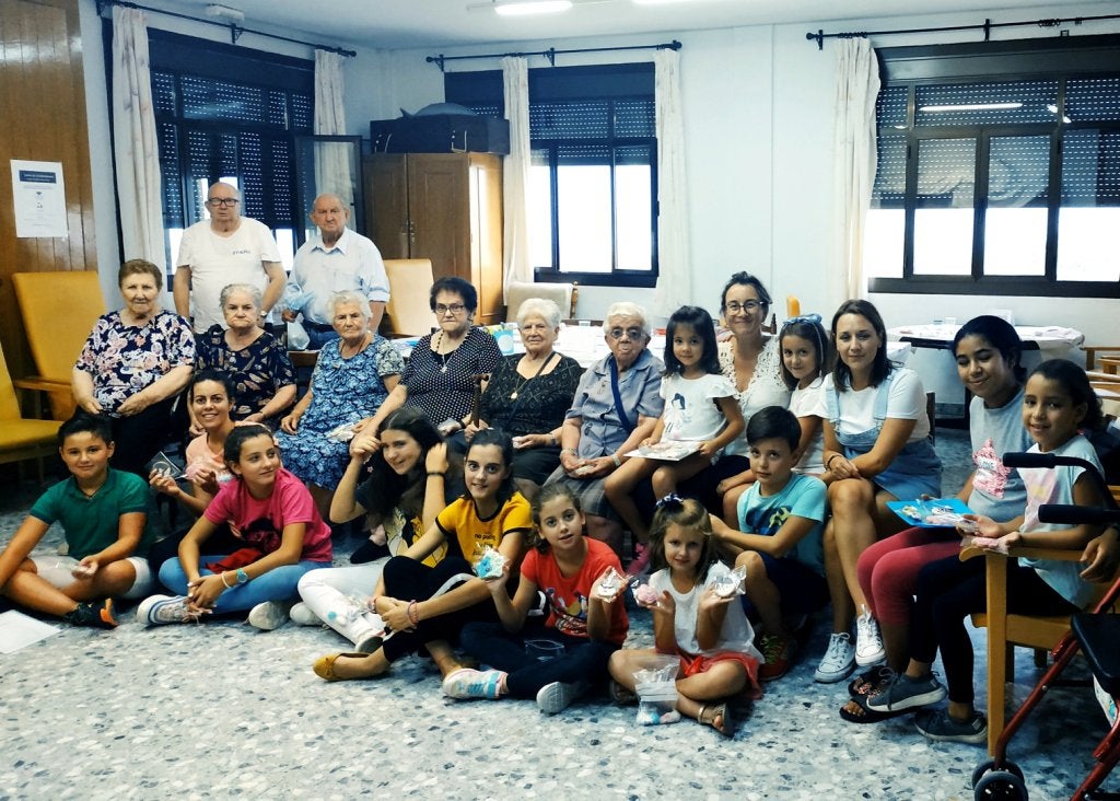 Celebran un taller intergeneracional de galletas decoradas con fondant