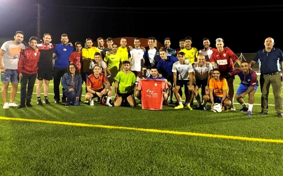 Jugadores, técnicos y directivos del club pimentonero muestran la camiseta./