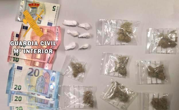 La Guardia Civil detiene a dos jóvenes en Trujillo y Losar con droga preparada para su venta