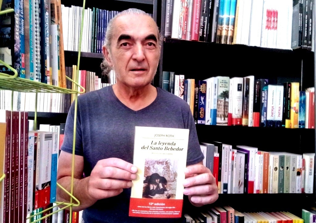 El club de lectura del 'Villa Xarahíz' comienza otro curso con 'La leyenda del Santo Bebedor'
