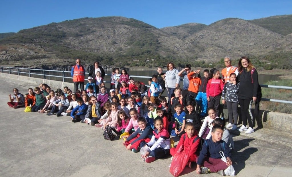 Más de medio centenar de alumnos del Gregoria Collado realizan una ruta senderista