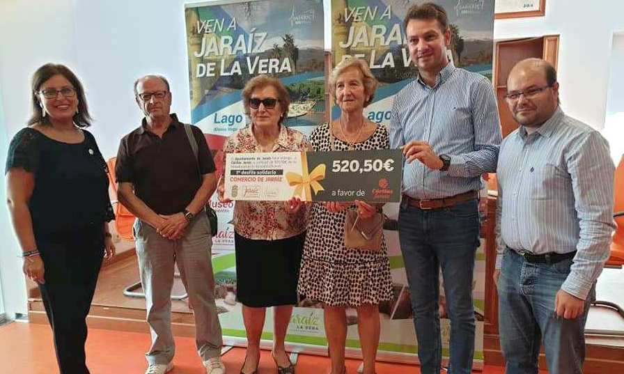Cáritas recibe la recaudación del primer desfile solidario