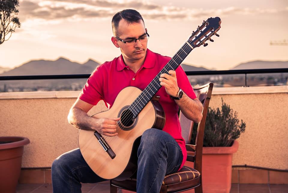 Hoy, concierto de guitarra de Carlos Almoril en el teatro-cine Avenida