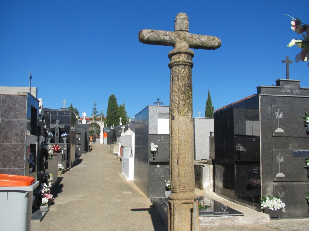 Hoy, misa de difuntos en el cementerio municipal