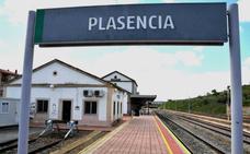 Las estaciones de tren de Plasencia, Don Benito, Villanueva o Zafra dejan de vender billetes