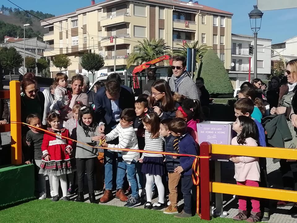 Los niños protagonizan la inauguración del nuevo parque infantil de la estación