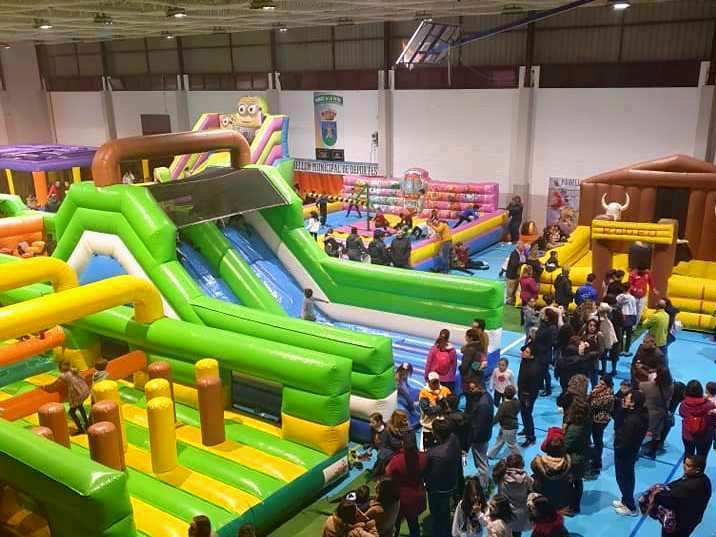 El pabellón de deportes se llena de castillos hinchables