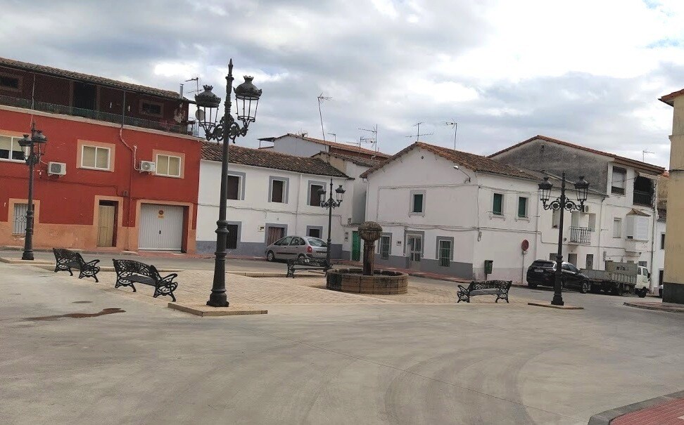 La plaza de Castilla luce un alumbrado eficiente con farolas de estilo isabelino
