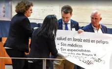 Retiran una pancarta del alcalde en la Asamblea pidiendo mejoras sanitarias para la Jaraíz